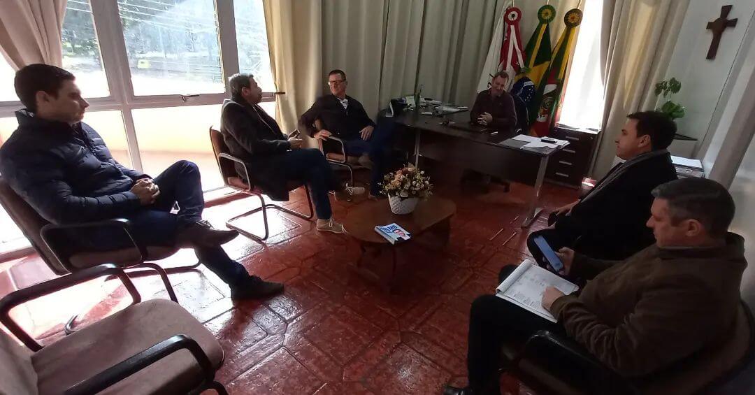PREFEITO MUNICIPAL RECEBE VISITA NO GABINETE